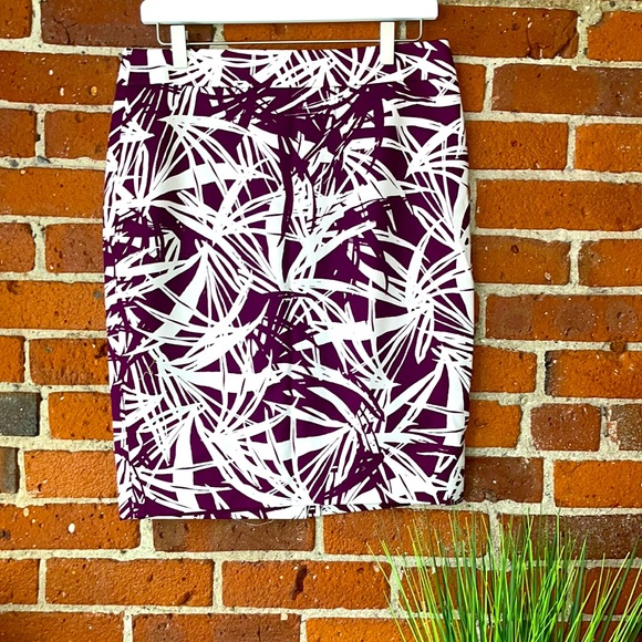 LOFT Dresses & Skirts - Loft Skirt Back Zip Midi Purple Design, Size 6